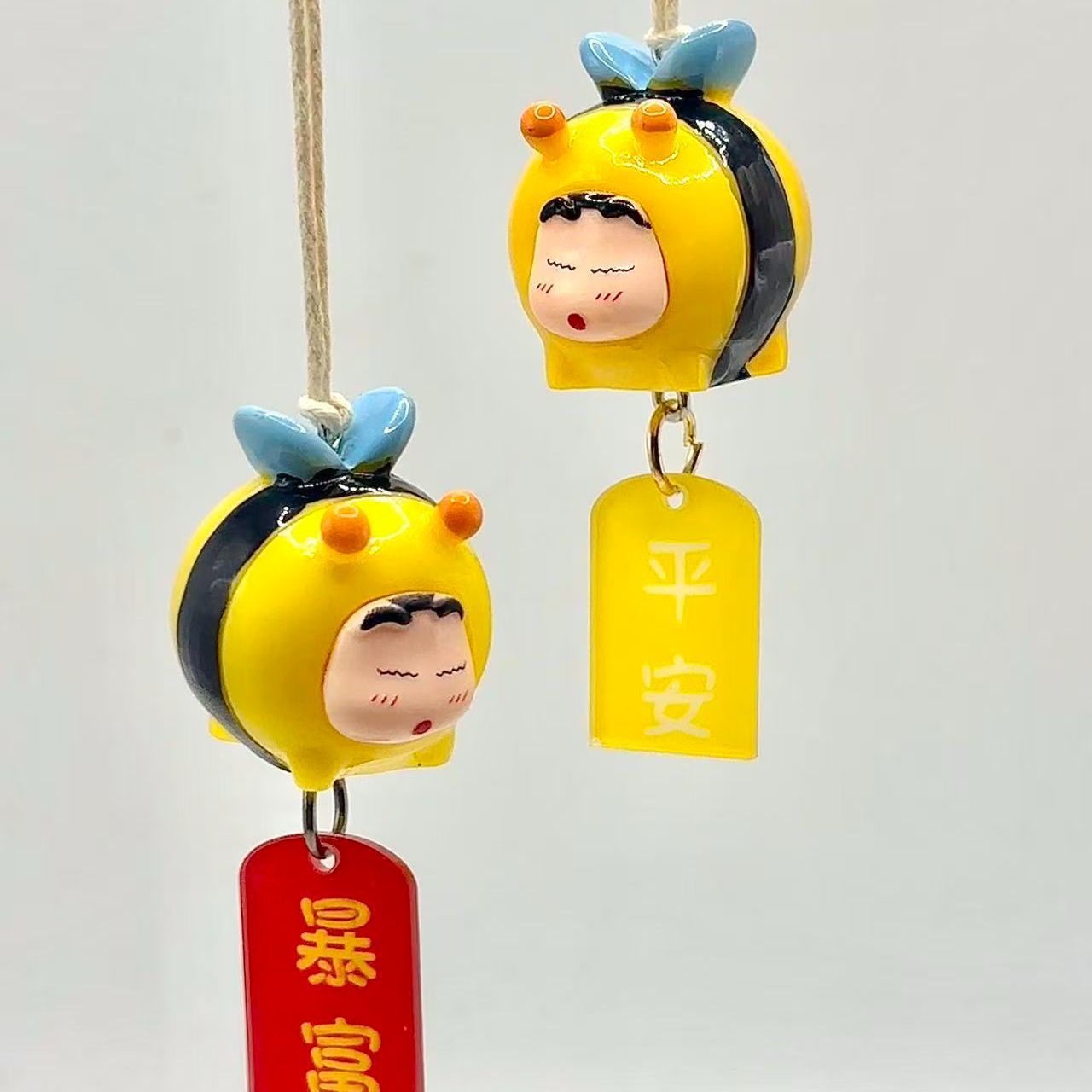 Tech Car Accessories - Figurka Crayon Shin-chan Bee Cosplay, zawieszka