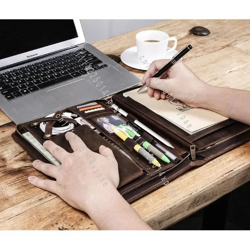 Tech Accessories For A Tablet - Skórzana torba do przechowywania tabletu z